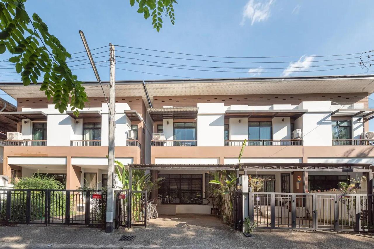 Loft Style Townhouse Near Old City Chiang Mai Exterior photo