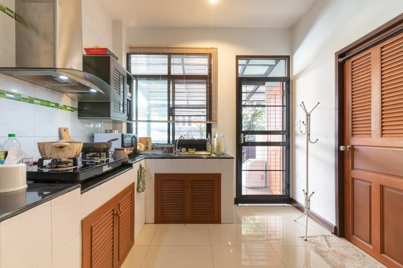 Loft Style Townhouse Near Old City Chiang Mai Exterior photo